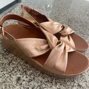 Fitflop Back Strap Wedge Sandels in Rose Gold Size 9